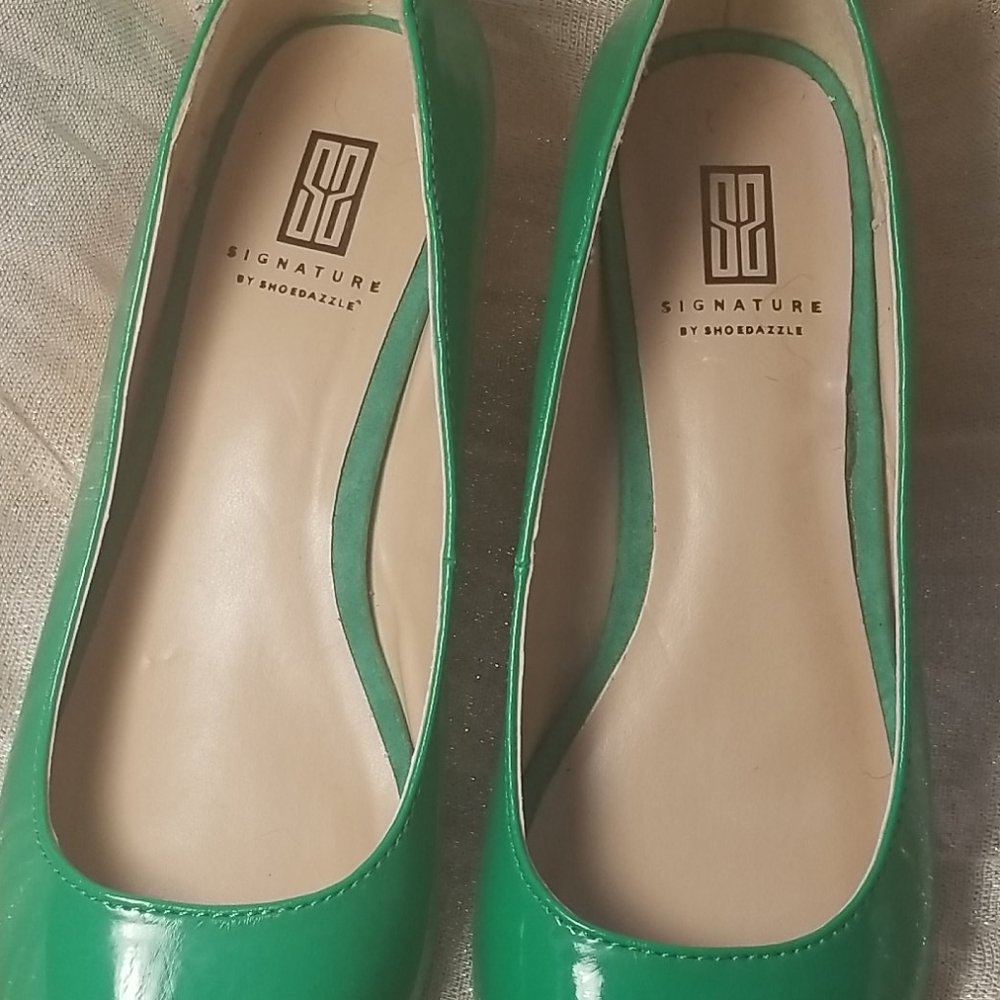 Signature by Shoe Dazzel Green Flats Size 6.5 - Picture 2 of 4